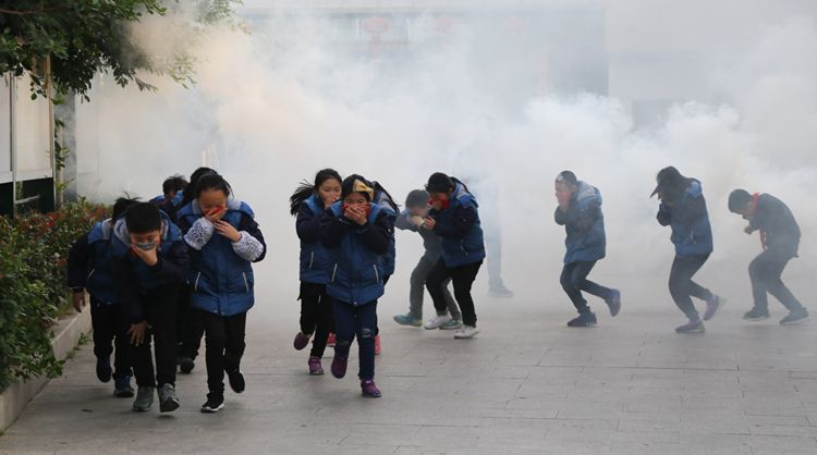 南华寄宿学校举行2017消防安全疏散暨灭火演